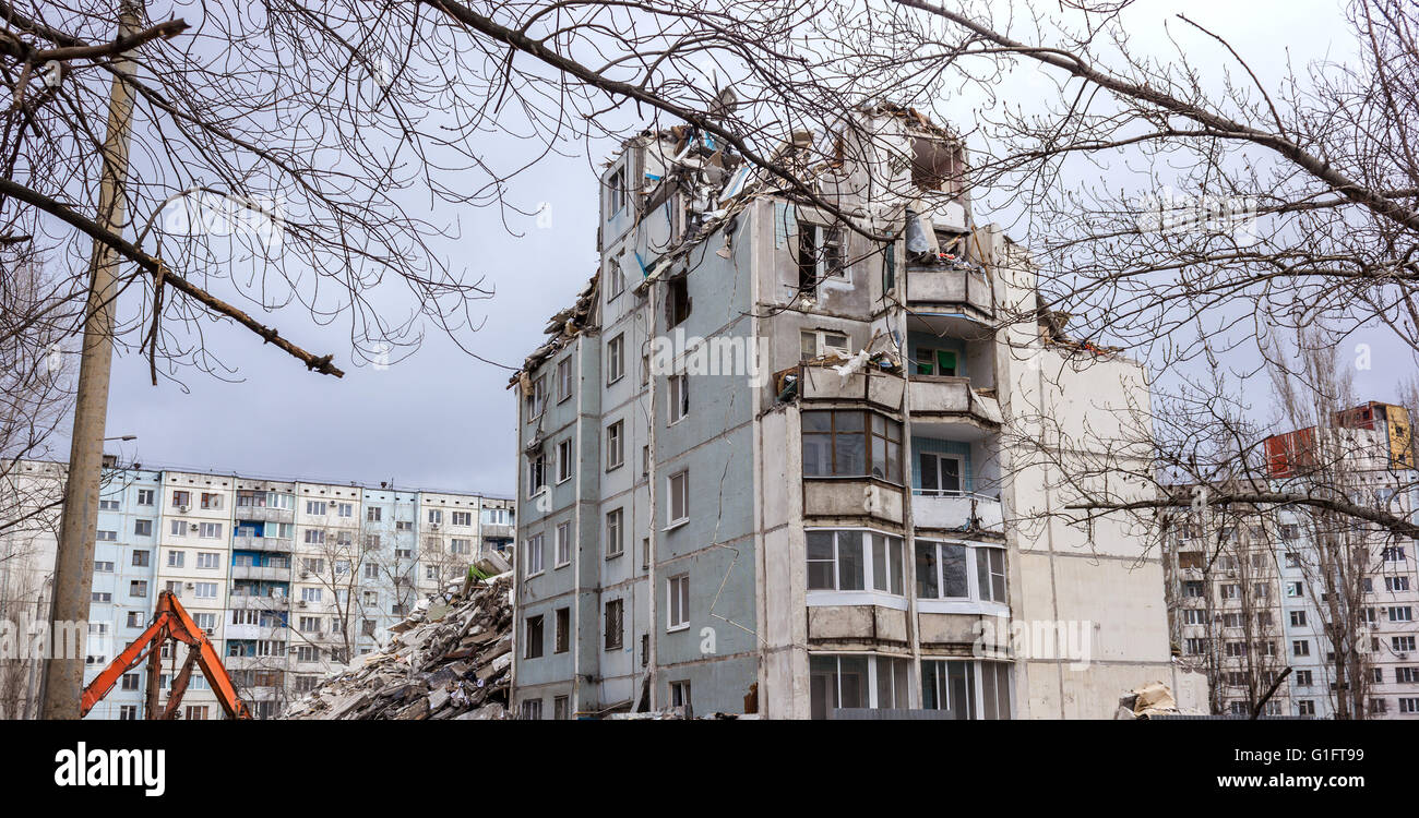 Démolition de bâtiments en milieu urbain. Maison en ruines. Banque D'Images