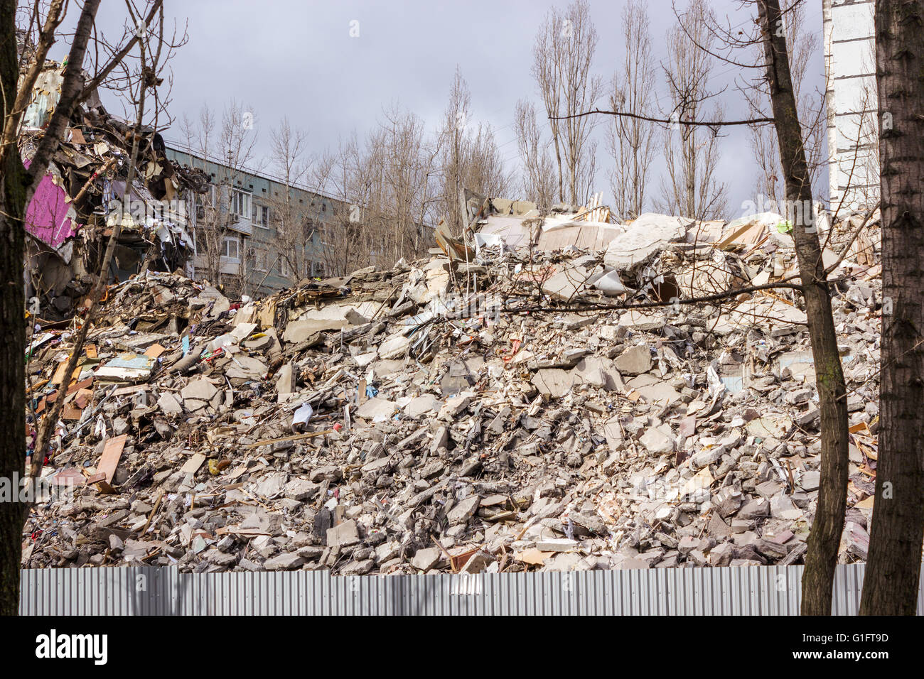 Démolition de bâtiments en milieu urbain. Maison en ruines. Banque D'Images
