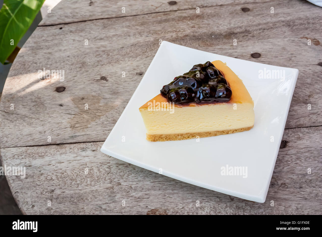 Blueberry cheese cake dans un plat carré blanc sur la table en bois. Banque D'Images