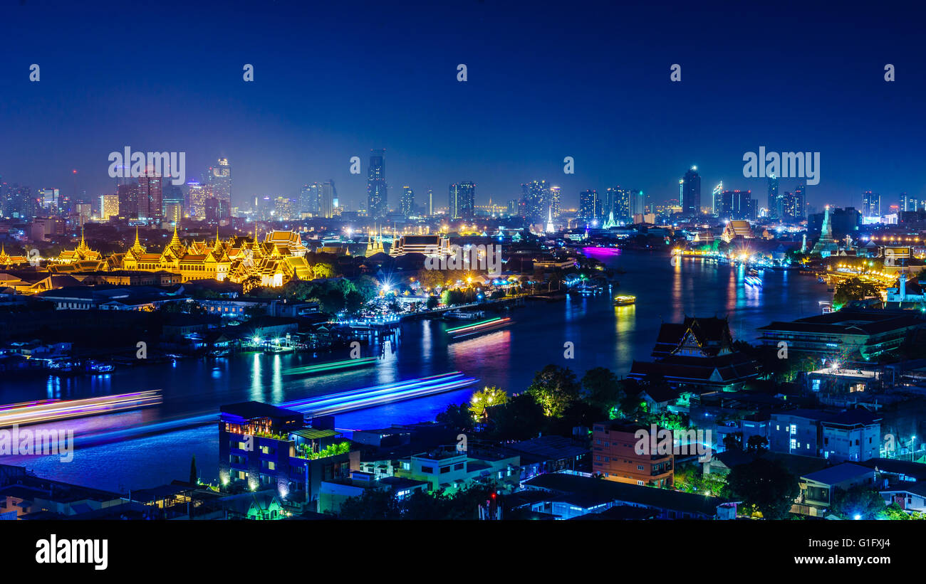 Scène de nuit de Chao Phraya, avec les principaux monuments de Bangkok, Le Grand Palais, le Temple de l'aube,Temple du Bouddha couché Banque D'Images