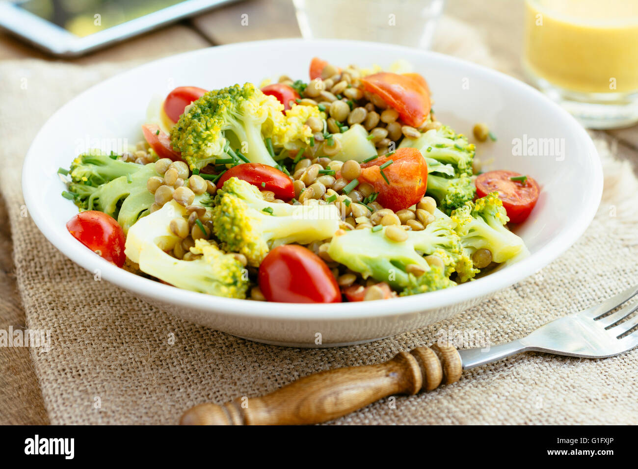 Le brocoli Salade de lentilles avec vinaigrette Soja Curcuma Banque D'Images