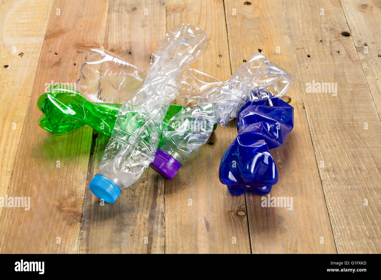 Bouteilles de plastique sur planche de bois Banque D'Images