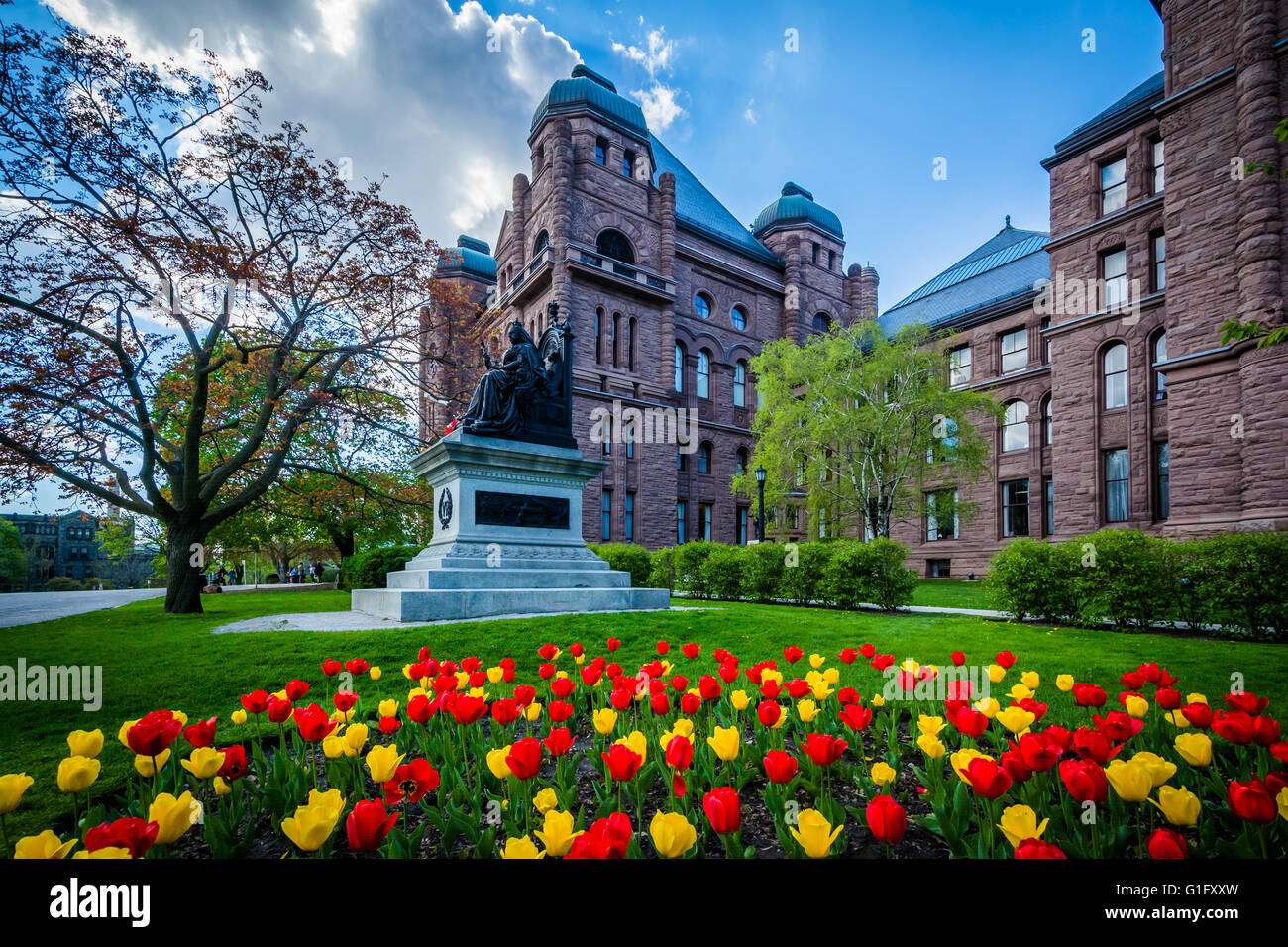 Tulipes et statue à l'extérieur de l'Assemblée législative de l'Ontario, à Toronto, en Ontario. Banque D'Images