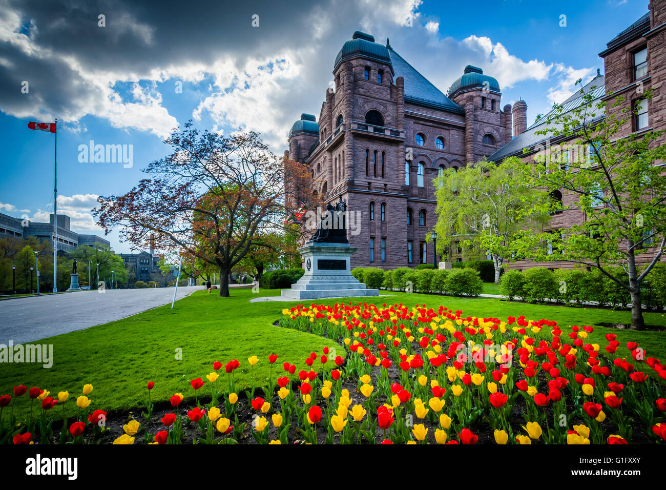 Tulipes et statue à l'extérieur de l'Assemblée législative de l'Ontario, à Toronto, en Ontario. Banque D'Images