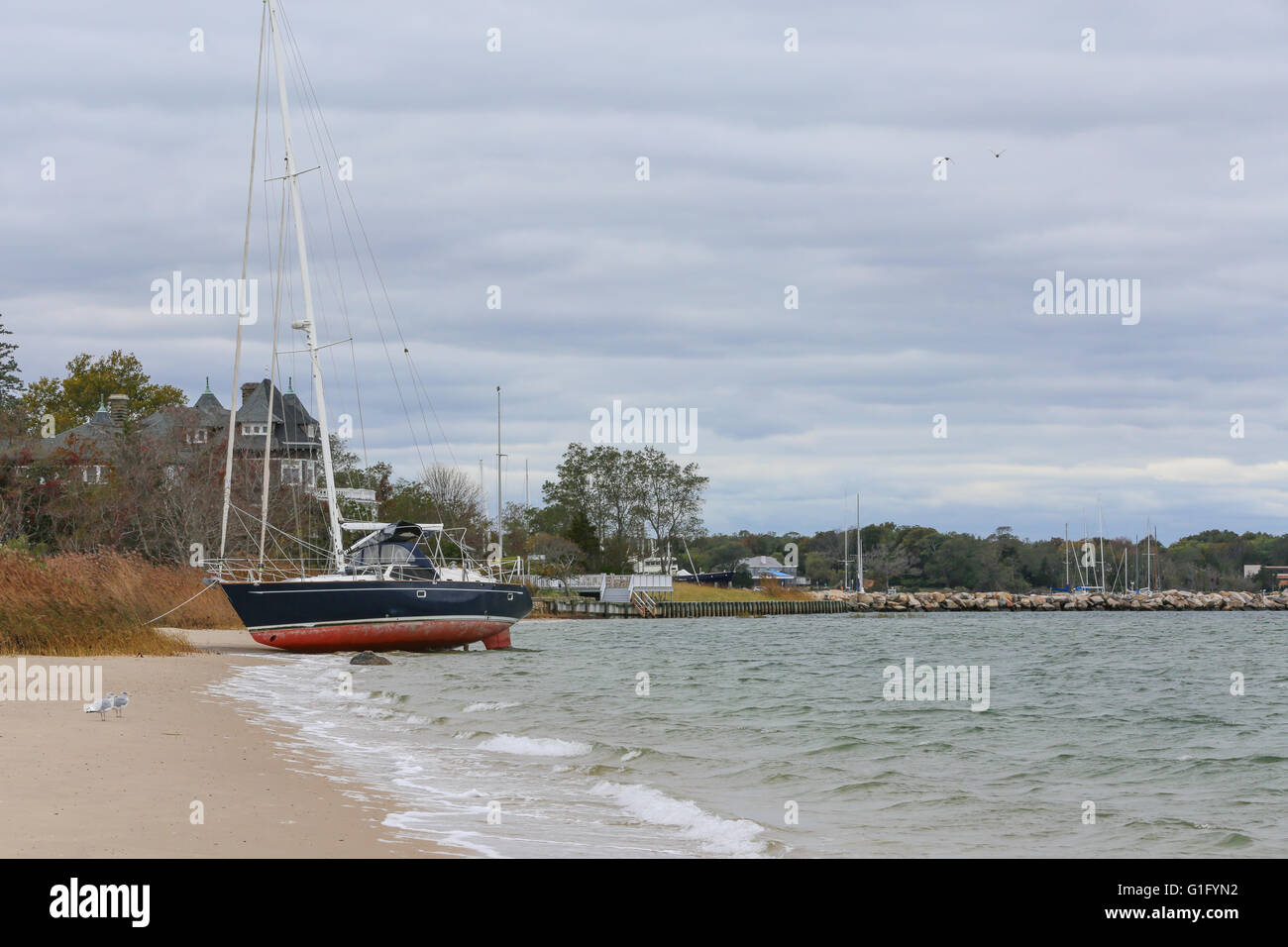 Voilier échoué sur le rivage, à Haven's Beach, Sag Harbor, NY Banque D'Images