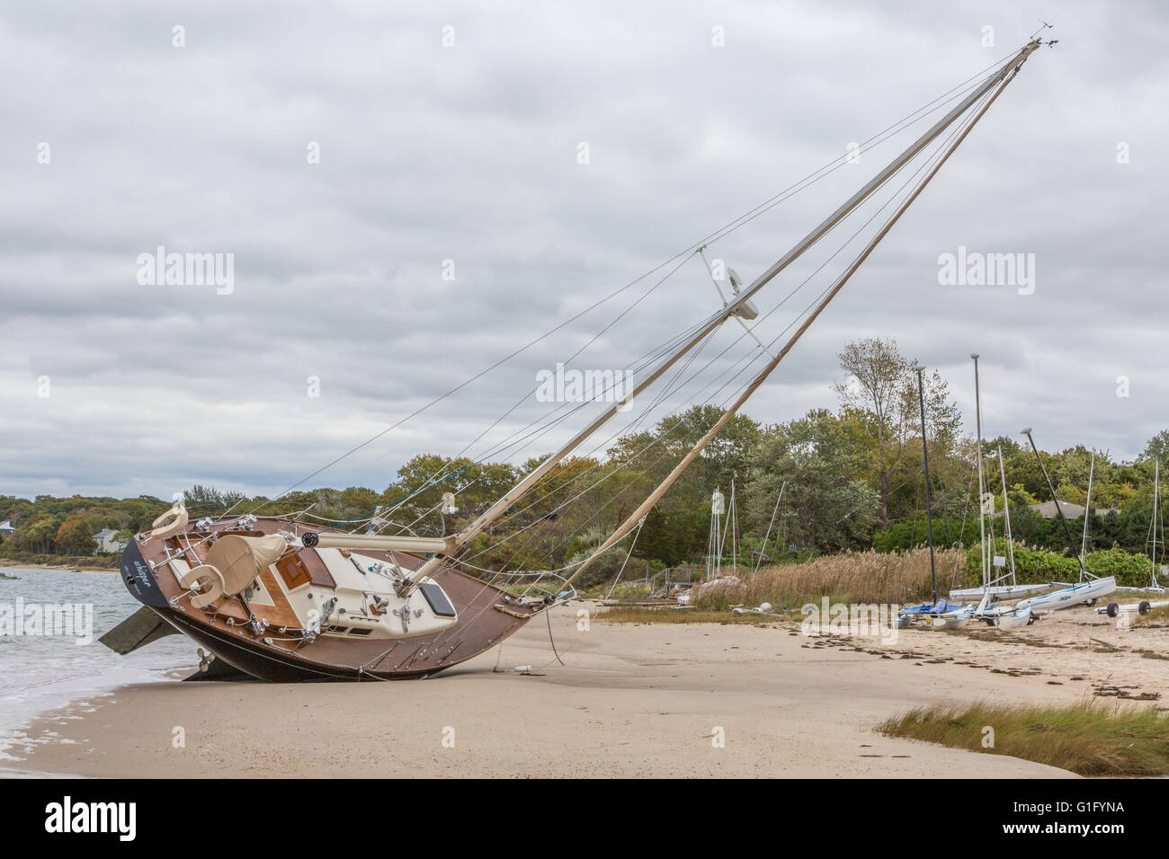 Voilier échoué sur la plage du Havre, Sag Harbor, NY Banque D'Images