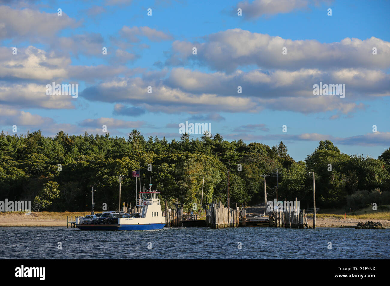 Shelter Island Ferry en sortant de la bretelle à North Haven Banque D'Images