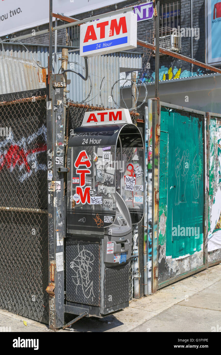 Un distributeur automatique de 24 heures vandalisés sur une rue de nyc Banque D'Images