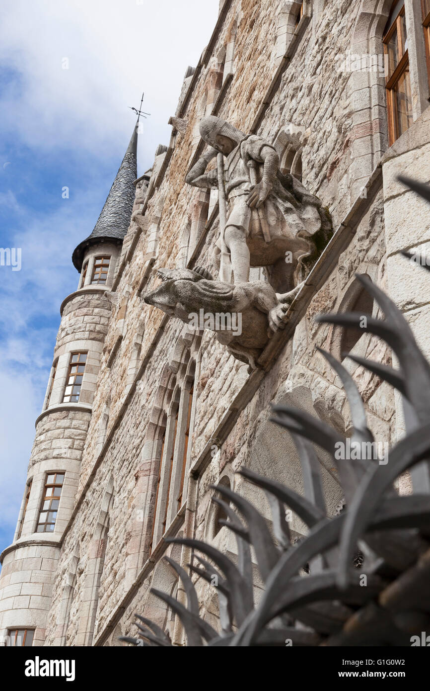 León, Espagne : Façade de la Casa de los Botines avec une sculpture représentant Saint George et le Dragon. Banque D'Images