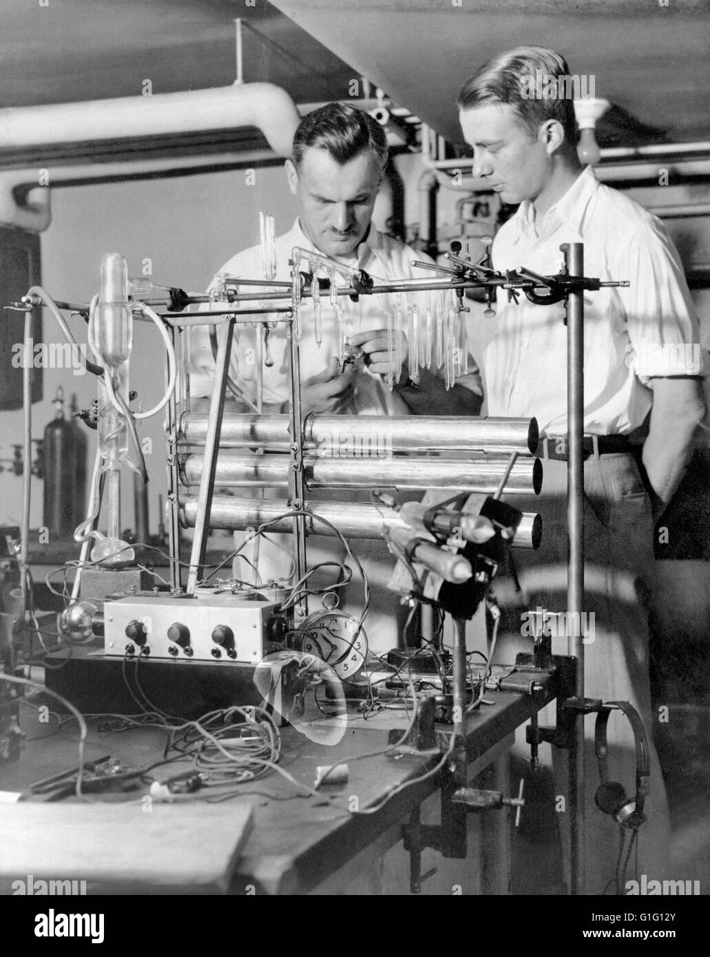 ARTHUR COMPTON (1892-1962) physicien américain à gauche de l'Université de Chicago en 1933 avec le jeune diplômé Luis Walter Alvarez Banque D'Images