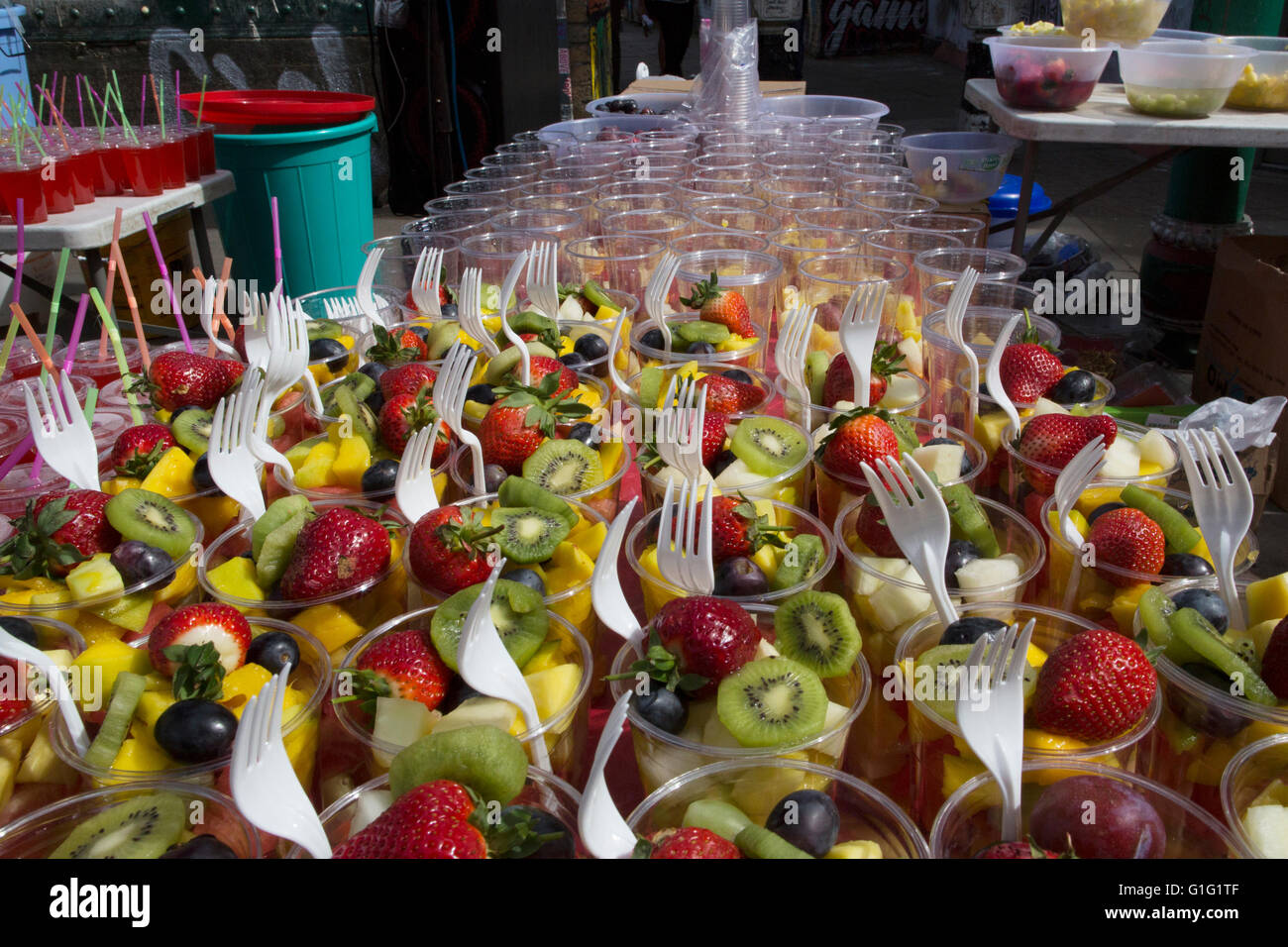 Des cocktails de fruits en vente à l'échoppe de marché de Brick Lane London, UK Banque D'Images