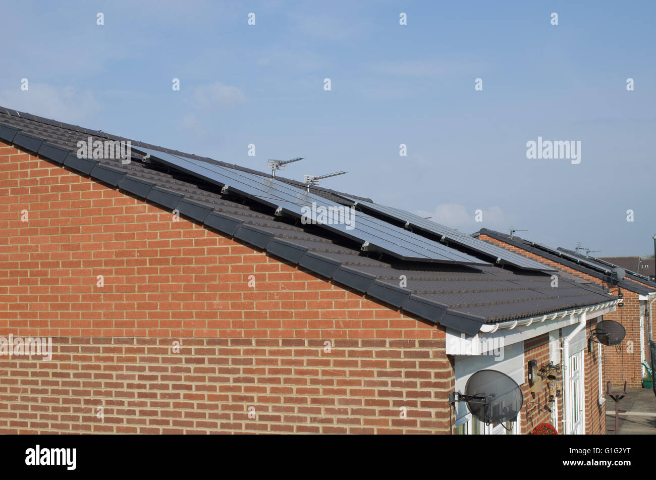 Des panneaux solaires sur toit de bungalow Banque D'Images