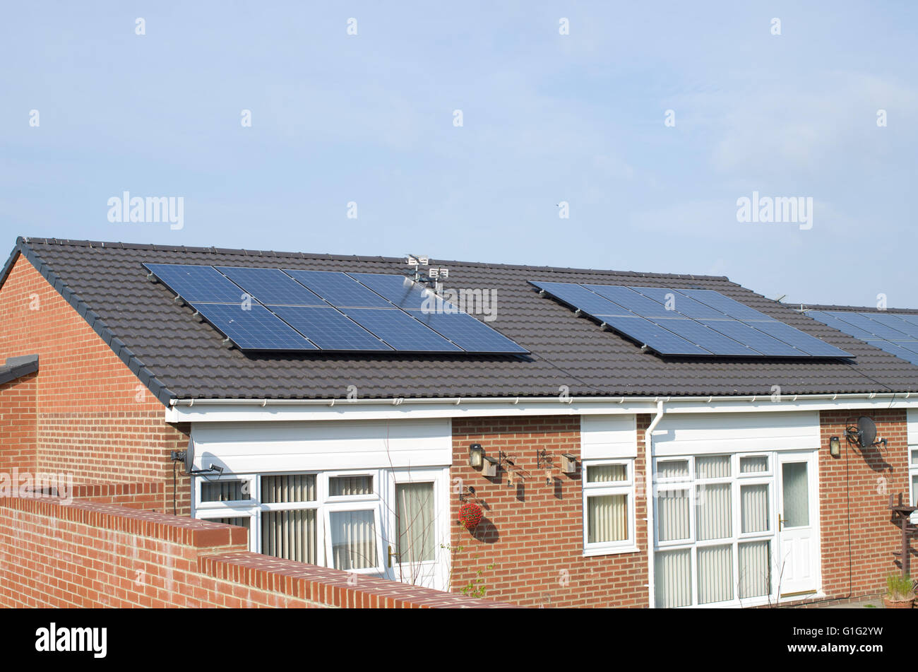 Des panneaux solaires sur toit de Bungalow Banque D'Images