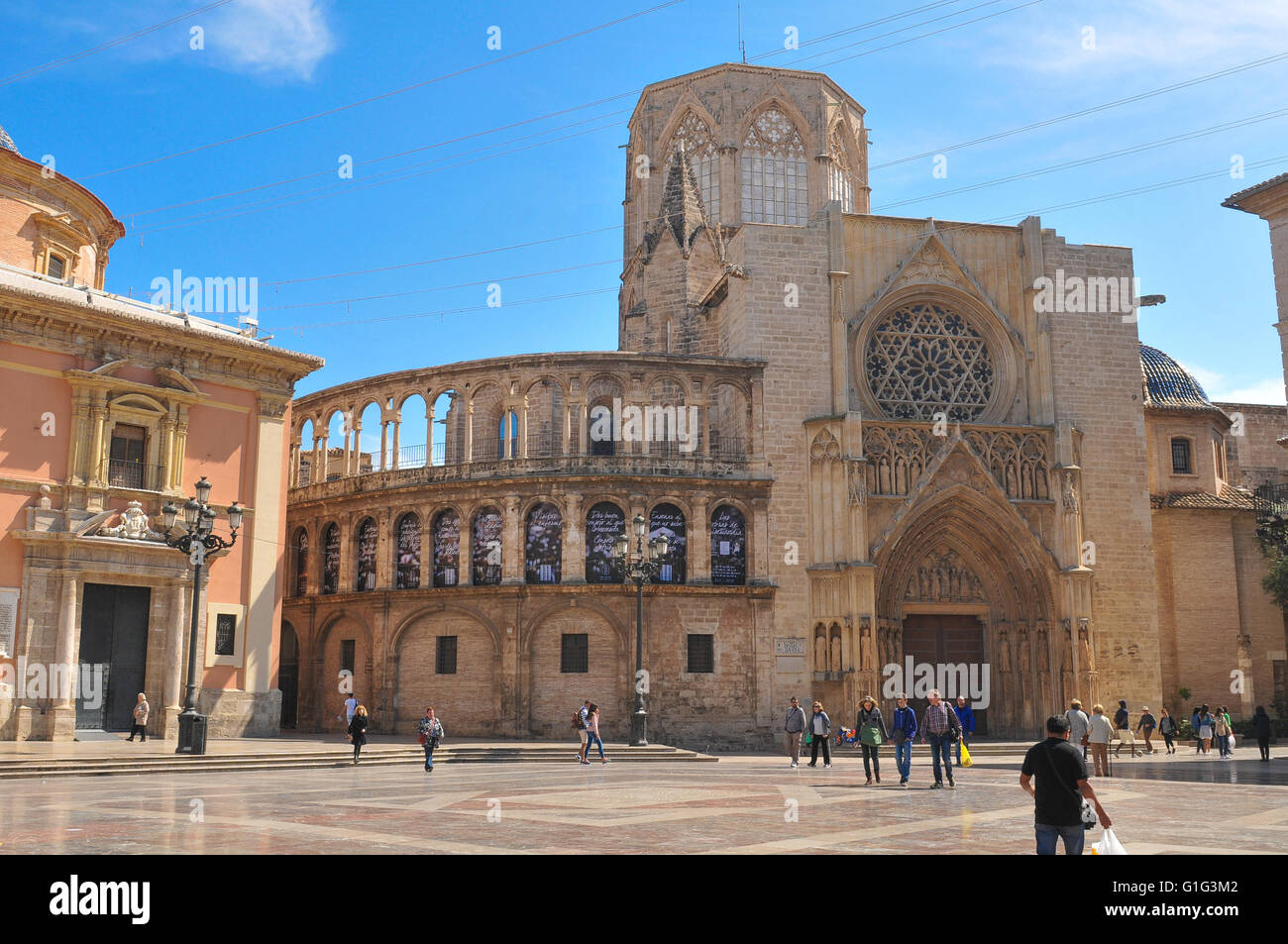 Valencia, Espagne - 30 mars 2016 : Vue de la cathédrale Saint Mary donnant sur la place principale de Valence, la troisième taille populatio Banque D'Images