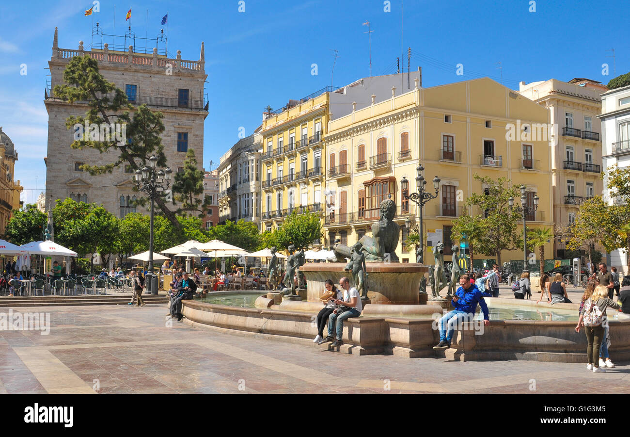 Valencia, Espagne - 30 mars 2016 : les touristes vous détendre près de la fontaine de la Turia à Saint Mary square à Valence Banque D'Images