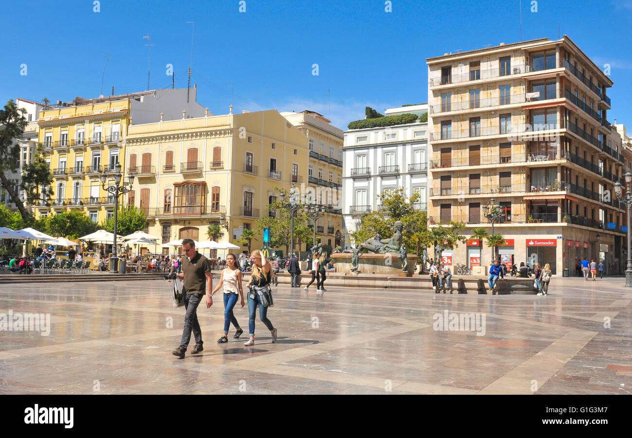 Valencia, Espagne - 30 mars 2016 : les touristes vous détendre près de la fontaine de la Turia à Saint Mary square à Valence Banque D'Images