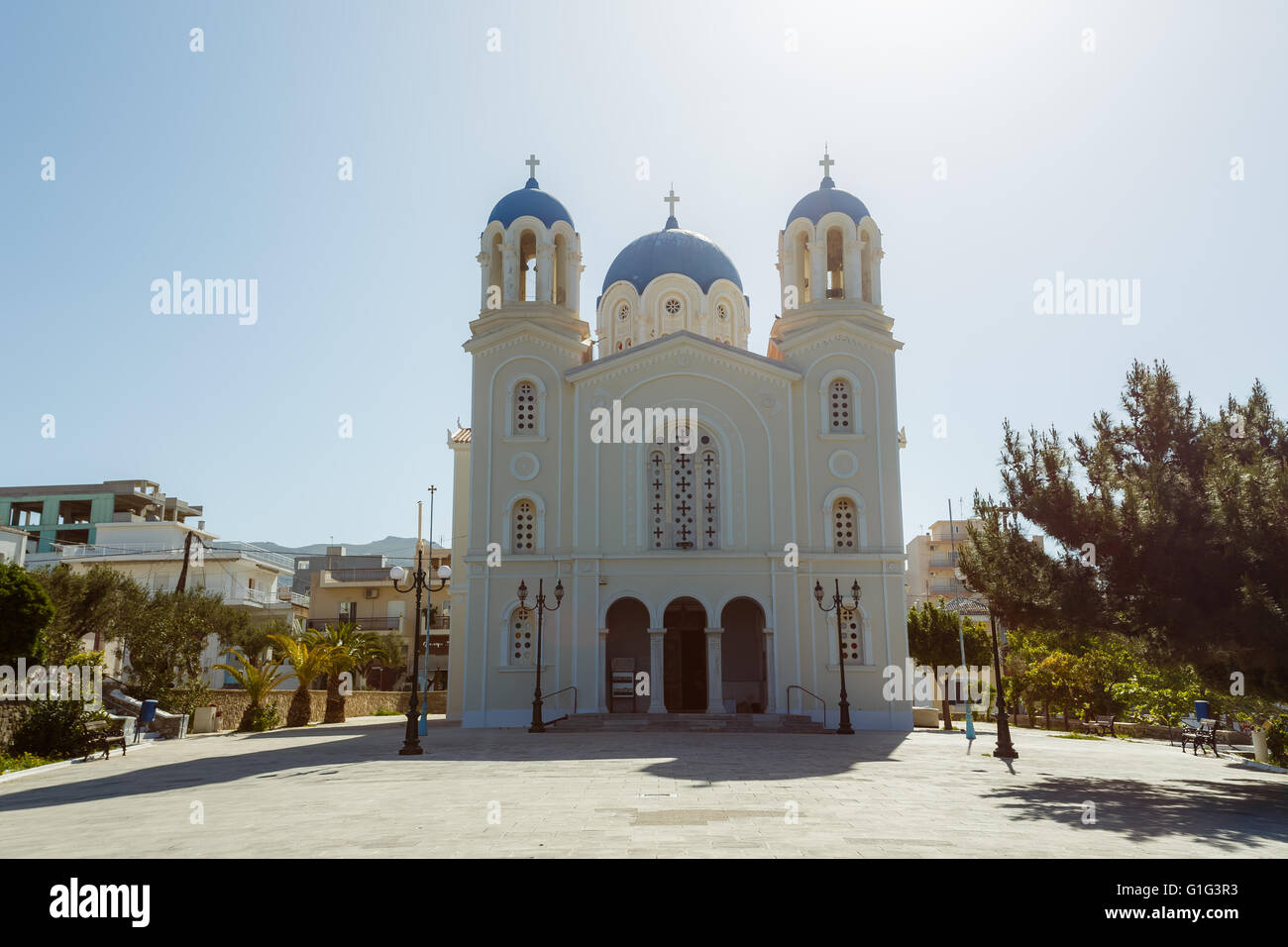 L'église historique de saint Nikolaos à Karystos, Eubée, Grèce contre un ciel bleu dans l'après-midi Banque D'Images