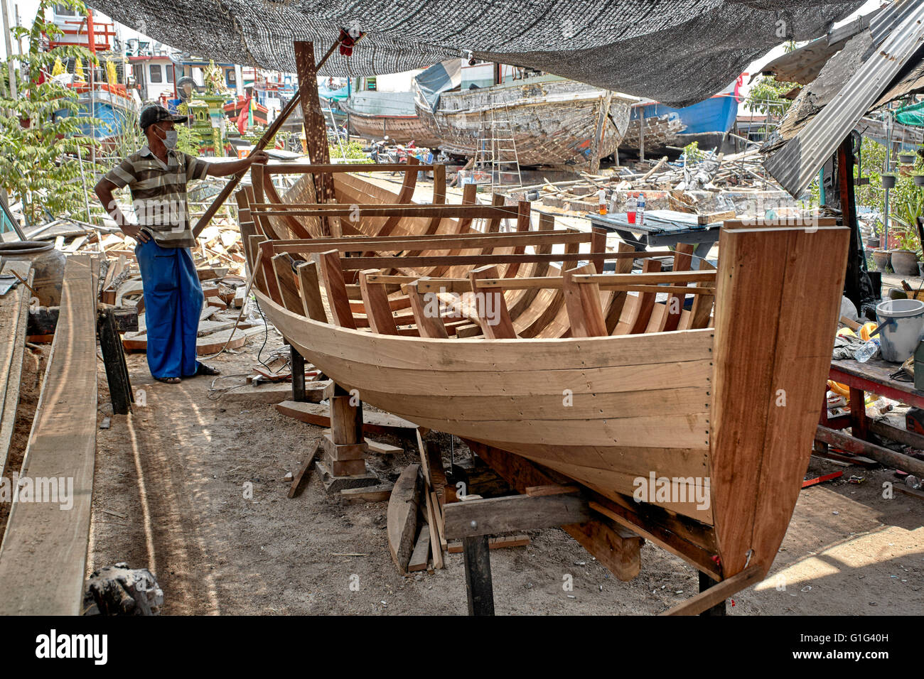 Constructeur de bateaux de Thaïlande. L'artisan construit un bateau traditionnel en bois. Thaïlande S. E. Asie Banque D'Images