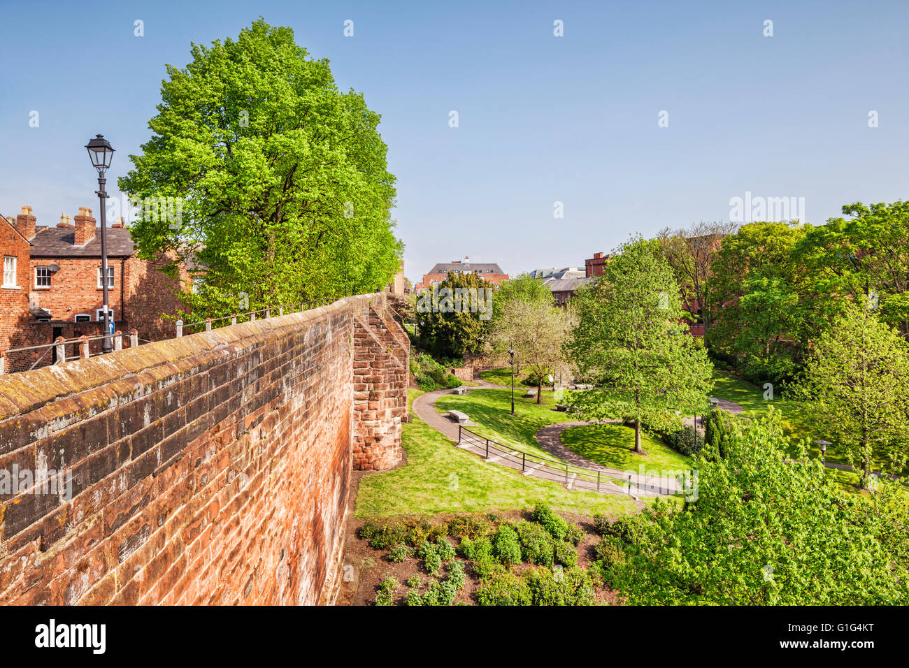 Mur de la ville de Chester et donnant sur le Jardin Romain, Cheshire, England, UK Banque D'Images