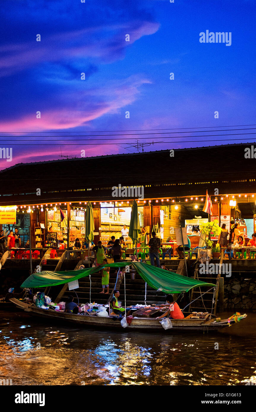 Marché flottant d'Amphawa Amphawa, au coucher du soleil, la Thaïlande Banque D'Images