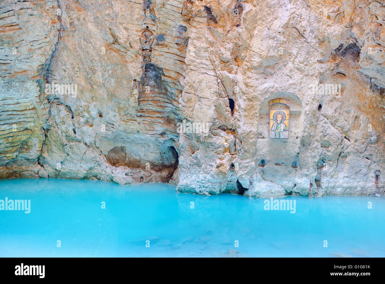 Karst souterrain naturel minéral lake Proval avec de l'eau d'un bleu pur et de l'icône de la montagne Mashuk à Pyatigorsk, Caucase du Nord, Banque D'Images