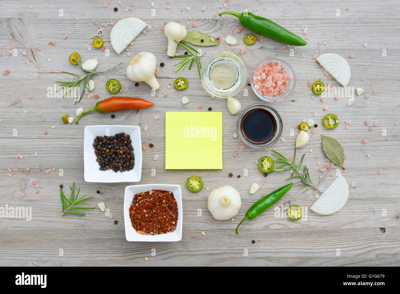 Arrière-plan de l'alimentation. Autocollants colorés en blanc pour les notes et le poivre, le laurier, le romarin, l'oignon, sel de l'Himalaya, de l'huile d'olive, la sauce soja Banque D'Images