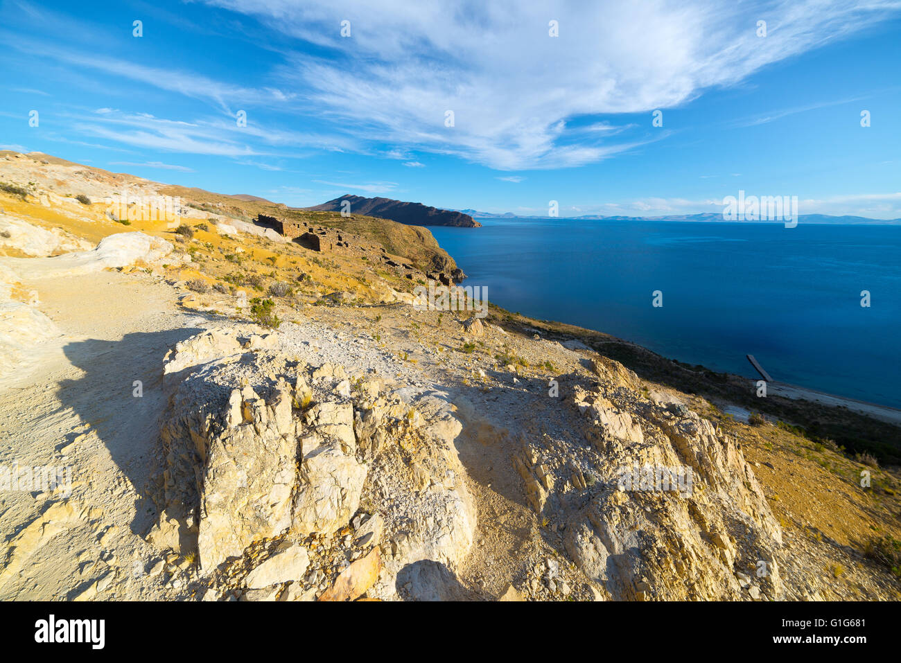 Vue panoramique de l'Île du Soleil vers la péninsule de Yampupata sur le majestueux lac Titicaca, parmi les plus belles t Banque D'Images