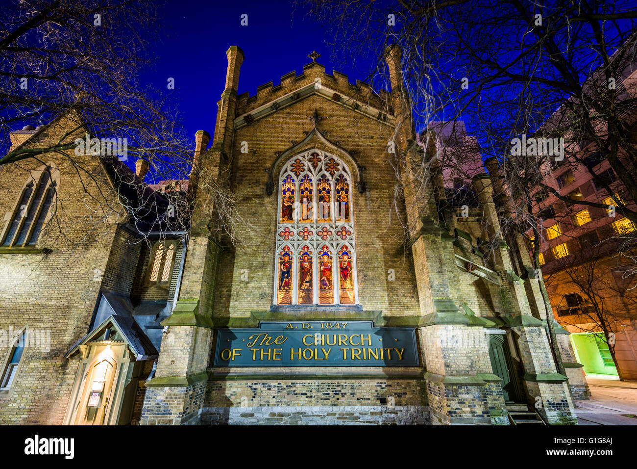 L'église de la Sainte Trinité dans la nuit, à Toronto, en Ontario. Banque D'Images