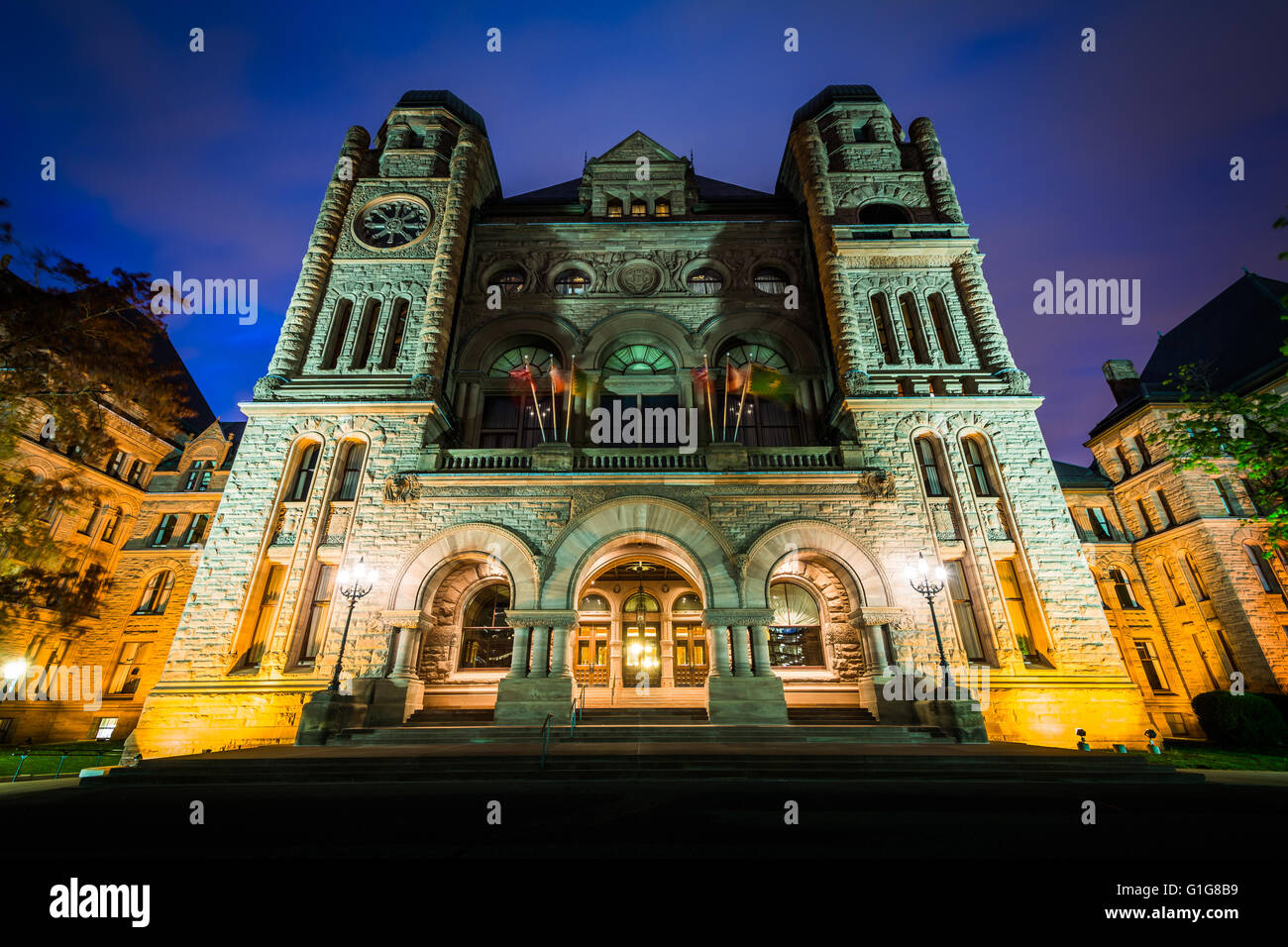 L'Assemblée législative de l'Ontario pendant la nuit, à Queen's Park, à Toronto, en Ontario. Banque D'Images