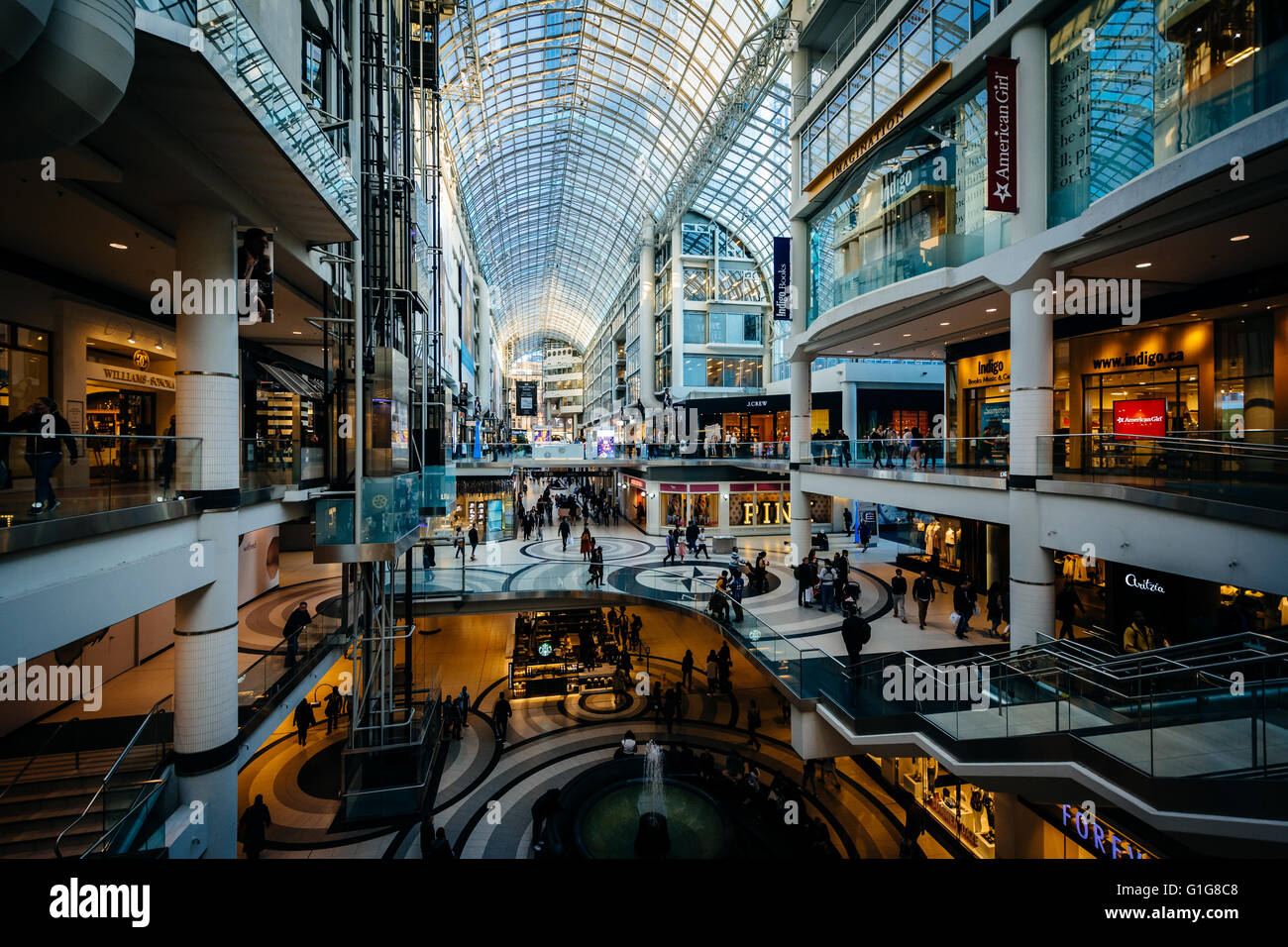 L'intérieur de l'Eaton Centre, au centre-ville de Toronto, Ontario. Banque D'Images