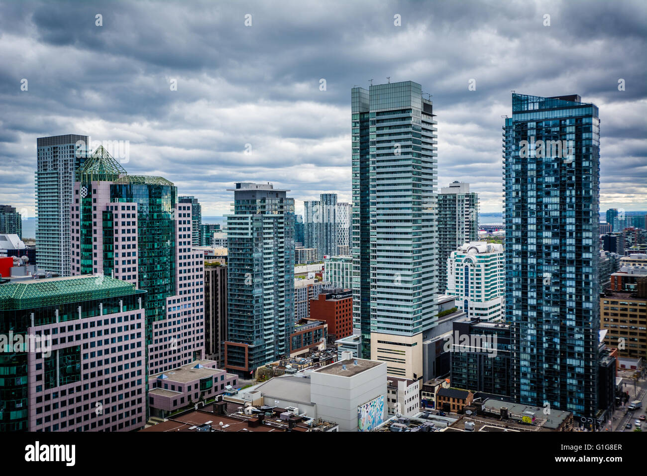 Vue sur les gratte-ciel modernes au centre-ville de Toronto, Ontario. Banque D'Images