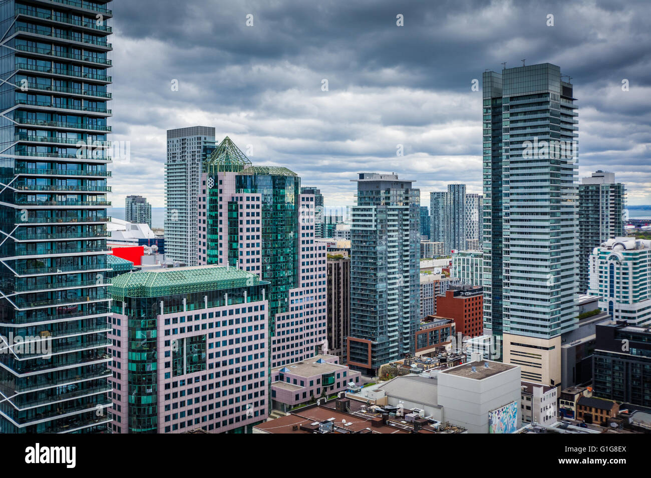 Vue sur les gratte-ciel modernes au centre-ville de Toronto, Ontario. Banque D'Images