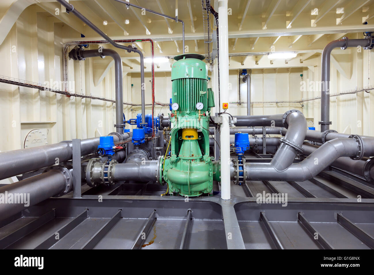 Pompe à eau installé sur navire de forage - zone industrielle. Banque D'Images