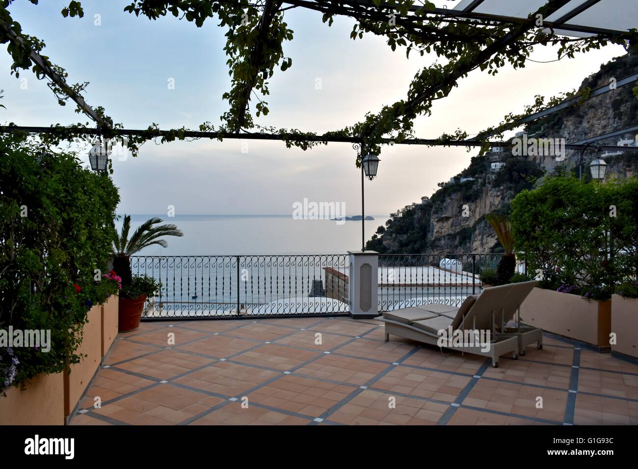 Un beau balcon donnant sur la ville côtière de Positano Italie Banque D'Images