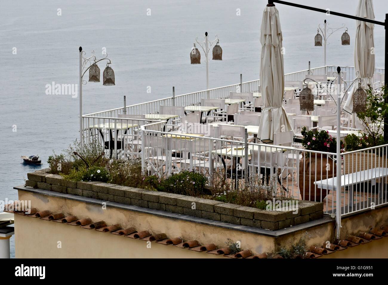 Un restaurant sur le toit avec vue sur la Côte Amalfitaine Banque D'Images