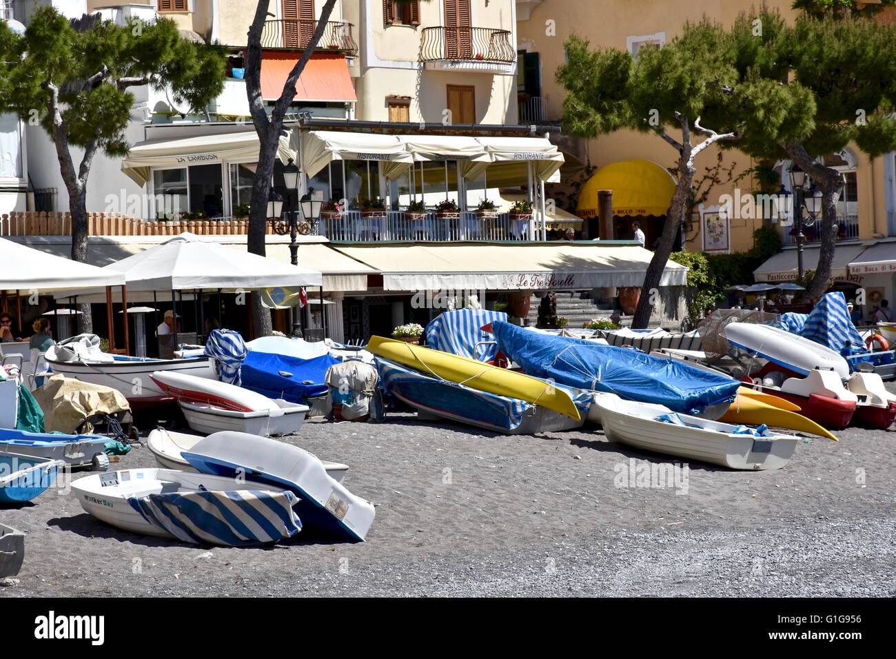 Les petits bateaux sur la plage Banque D'Images