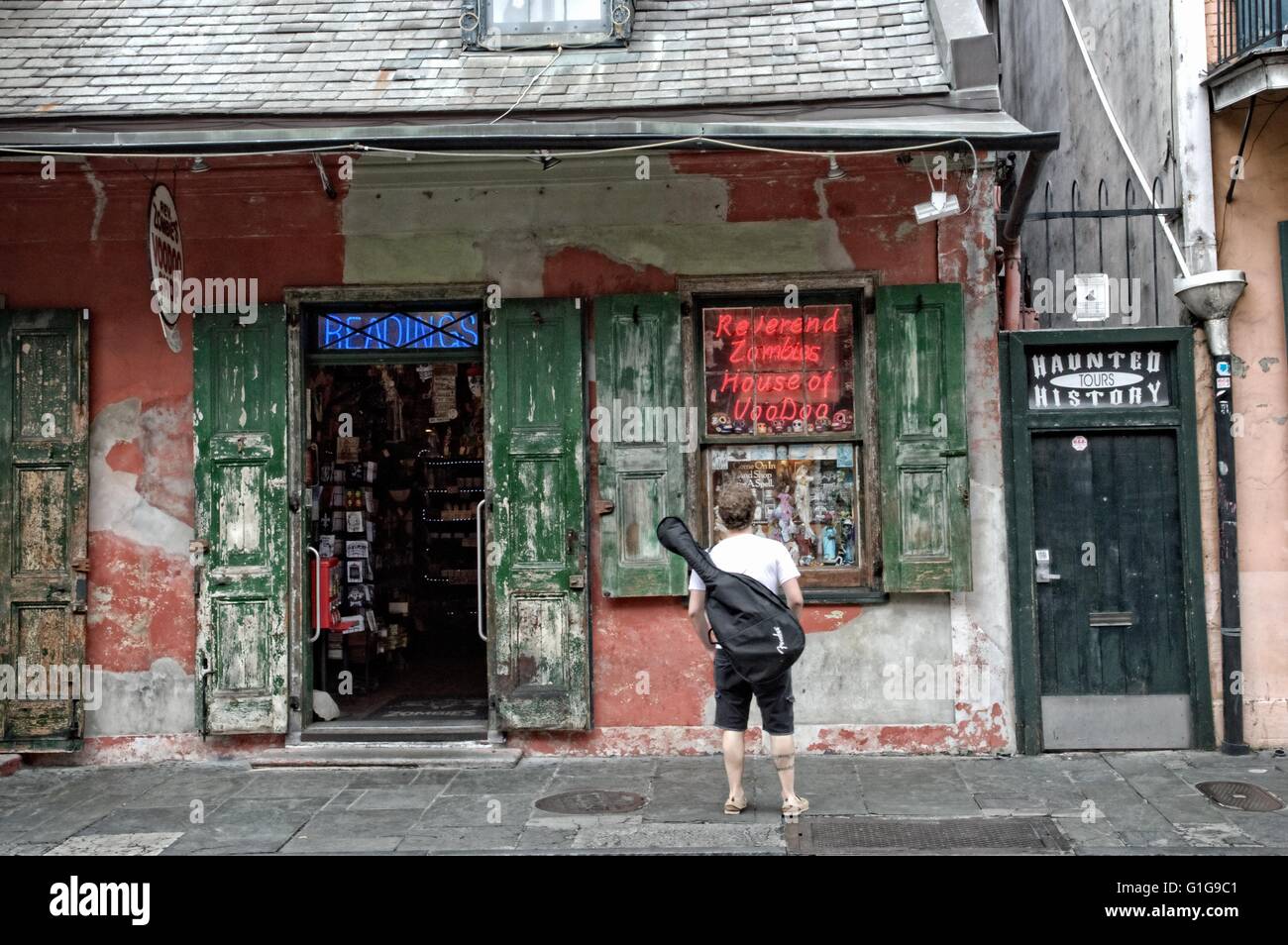 Fenêtre et porte avant du Révérend Zombie's House de Voodoo sur Saint Peter's Street Quartier Français de La Nouvelle-Orléans en Louisiane Banque D'Images