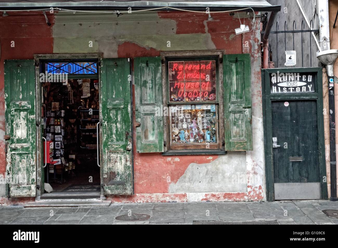 Fenêtre et porte avant du Révérend Zombie's House de Voodoo sur Saint Peter's Street Quartier Français de La Nouvelle-Orléans en Louisiane Banque D'Images