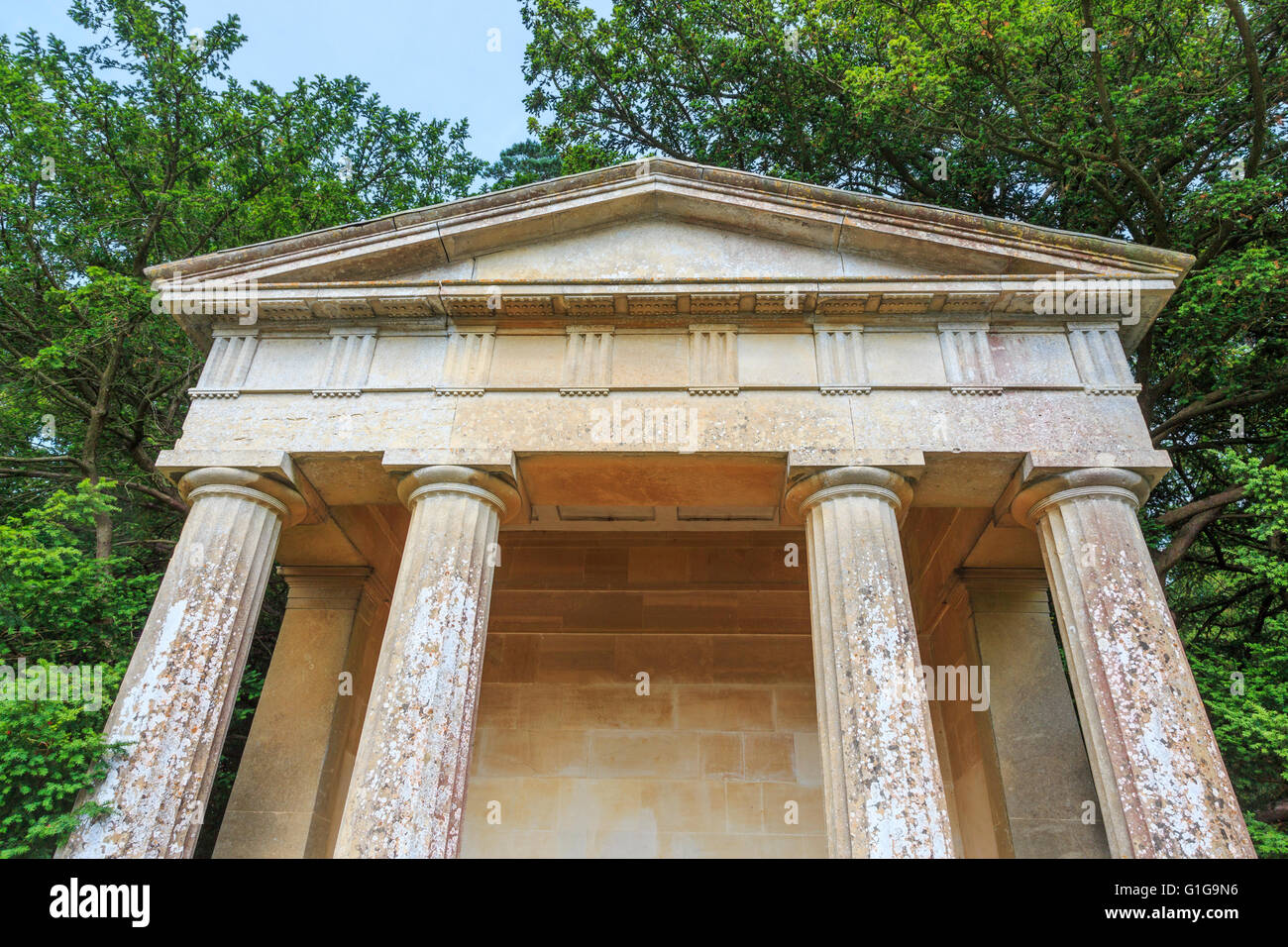 Le toit et les colonnes de temple dorique, une folie dans les motifs de Bowood House conçu par Capability Brown, Calne, Wiltshire, Royaume-Uni Banque D'Images