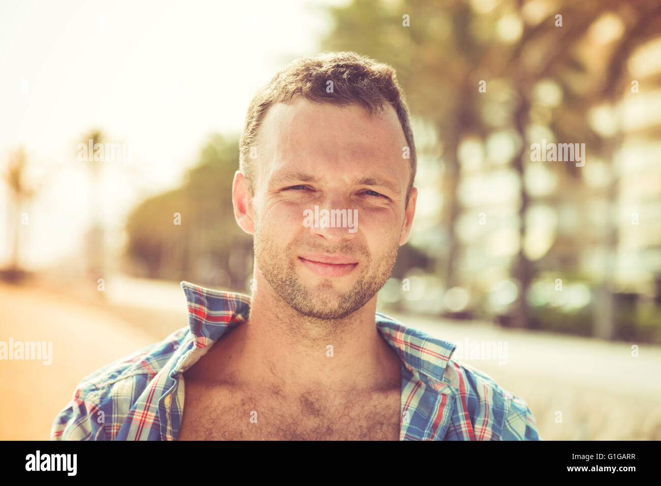 Young smiling handsome man, portrait en extérieur en journée ensoleillée Banque D'Images