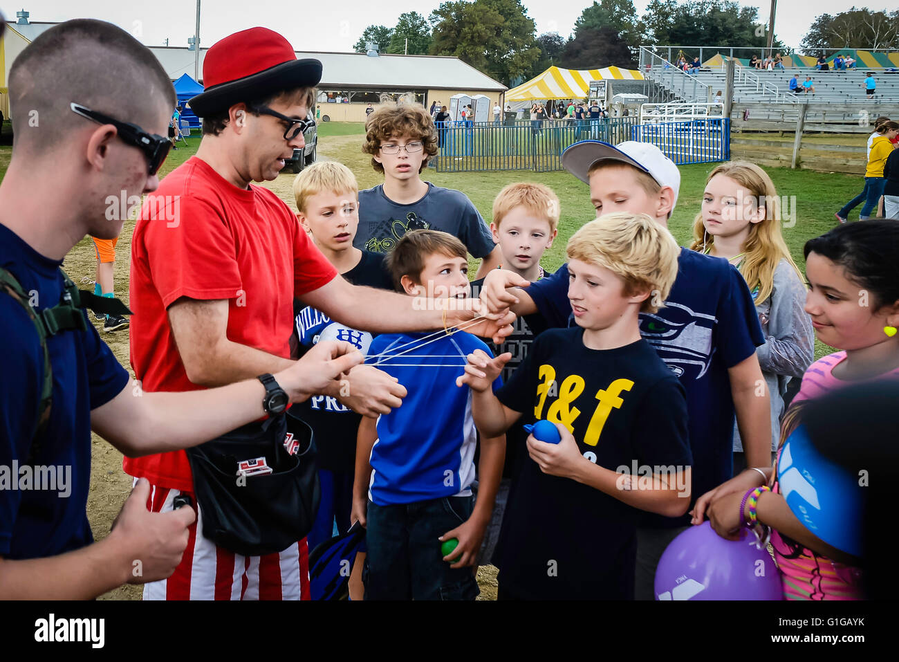 Country Fair, magicien divertit les enfants Banque D'Images