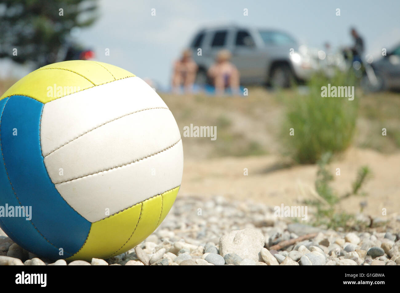 Volley ball sur la plage rocheuse, les gens à l'arrière-plan Banque D'Images