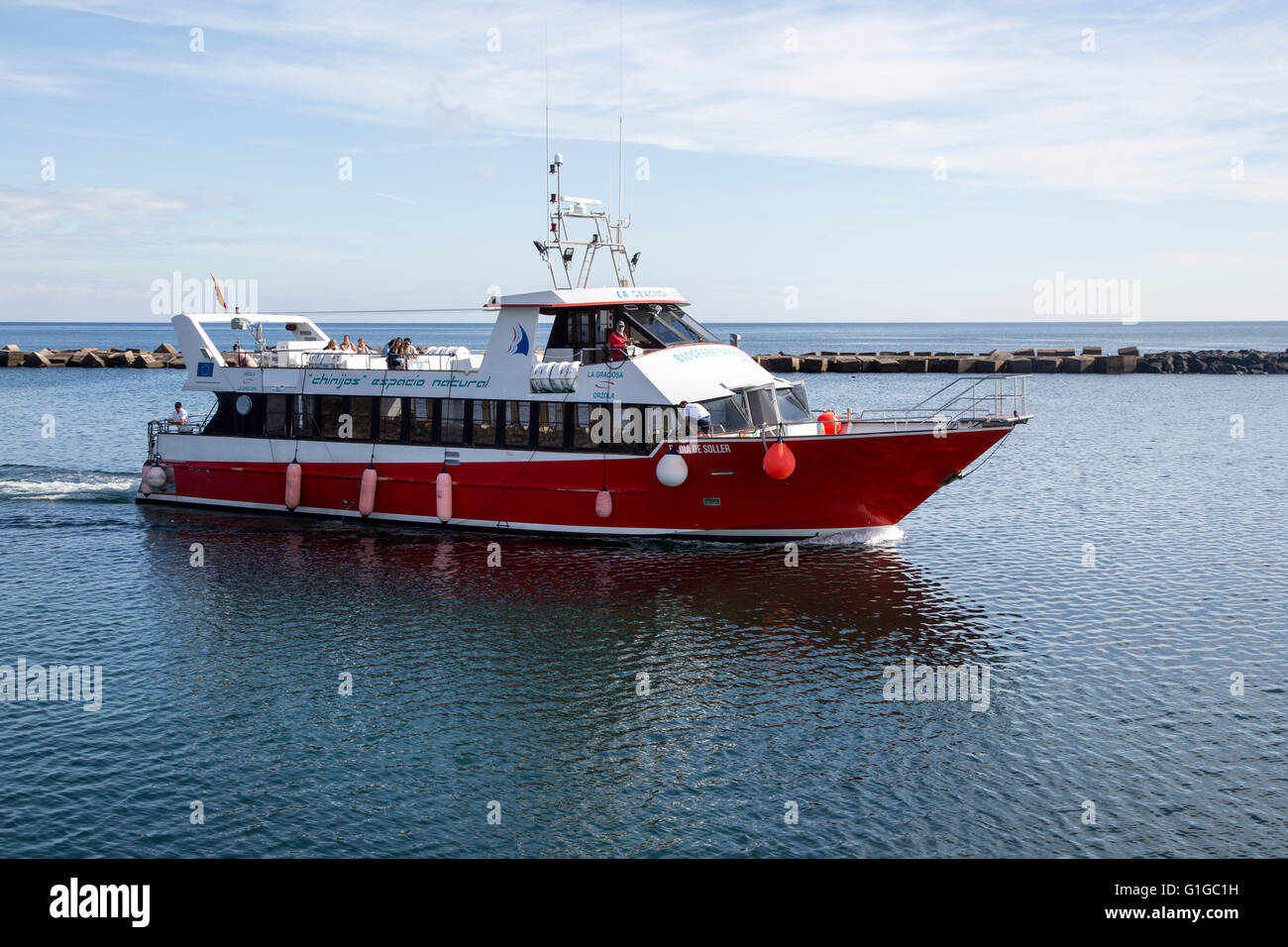 Bateau touristique arrivant à Orzola port depuis La Graciosa, Lanzarote, îles Canaries, Espagne Banque D'Images