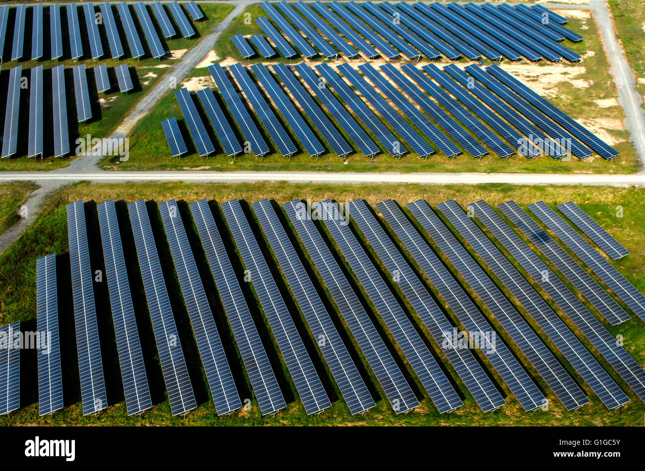 Ferme solaire, panneaux solaires vue aérienne Banque D'Images