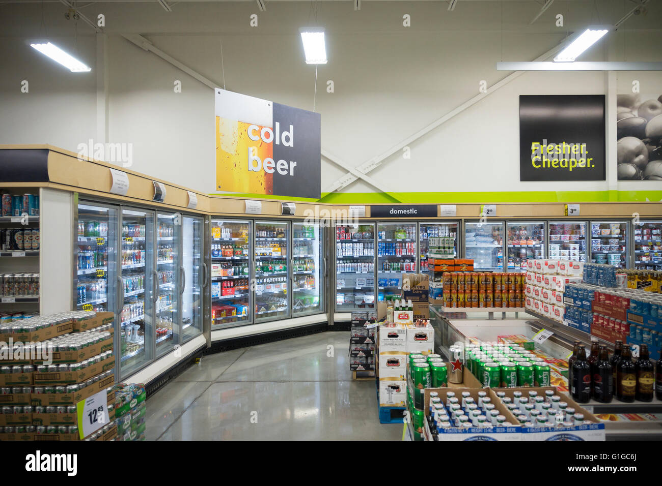 La bière vendue pour la première fois en supermarchés dans la province de l'Ontario. Freshco, Oakville, Ontario, Canada. Banque D'Images