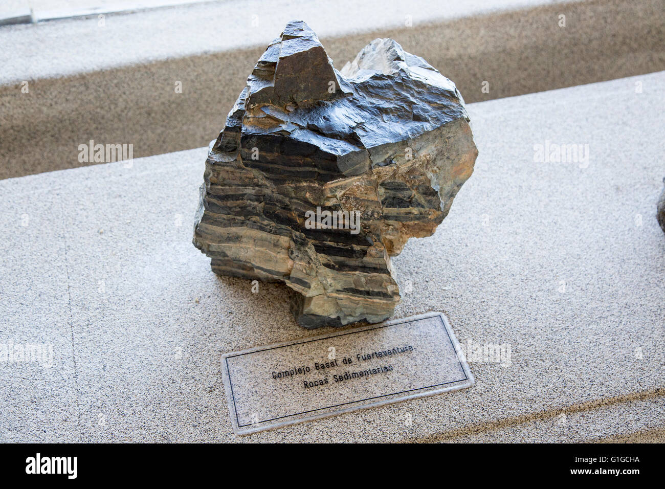 Échantillon de roche sédimentaire basale complexe de Fuerteventura, géologie afficher Casa de los Volcanes, centre volcanique de Lanzarote, Espagne Banque D'Images