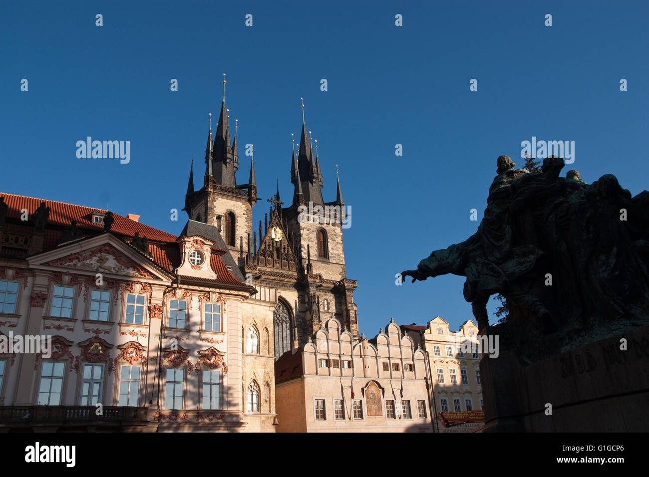 Vieille ville de Prague avec la cathédrale Saint-Guy et statue Banque D'Images