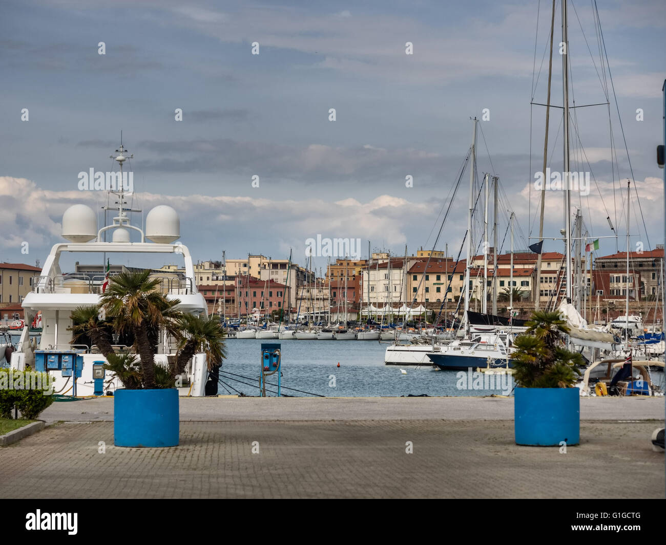 Bateaux dans le port de Livourne, Toscane Italie Banque D'Images