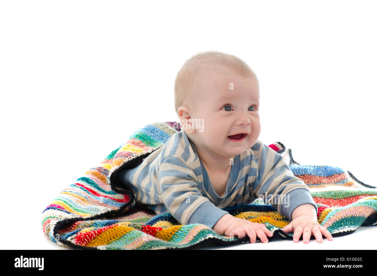 Sweet baby boy sur couverture colorée pleurer isolated on white Banque D'Images