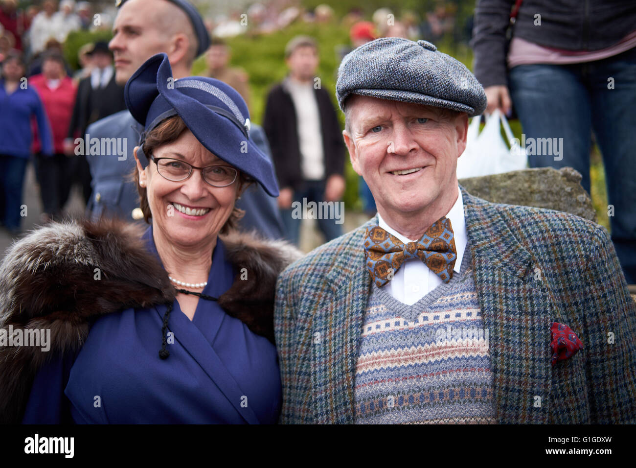 Deux personnes, un couple, vêtu de vêtements vintage des années 40, à un événement de reconstitution dans le Yorkshire, UK. Banque D'Images